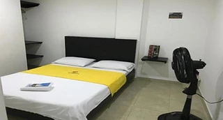 Habitación sencilla con ventilador